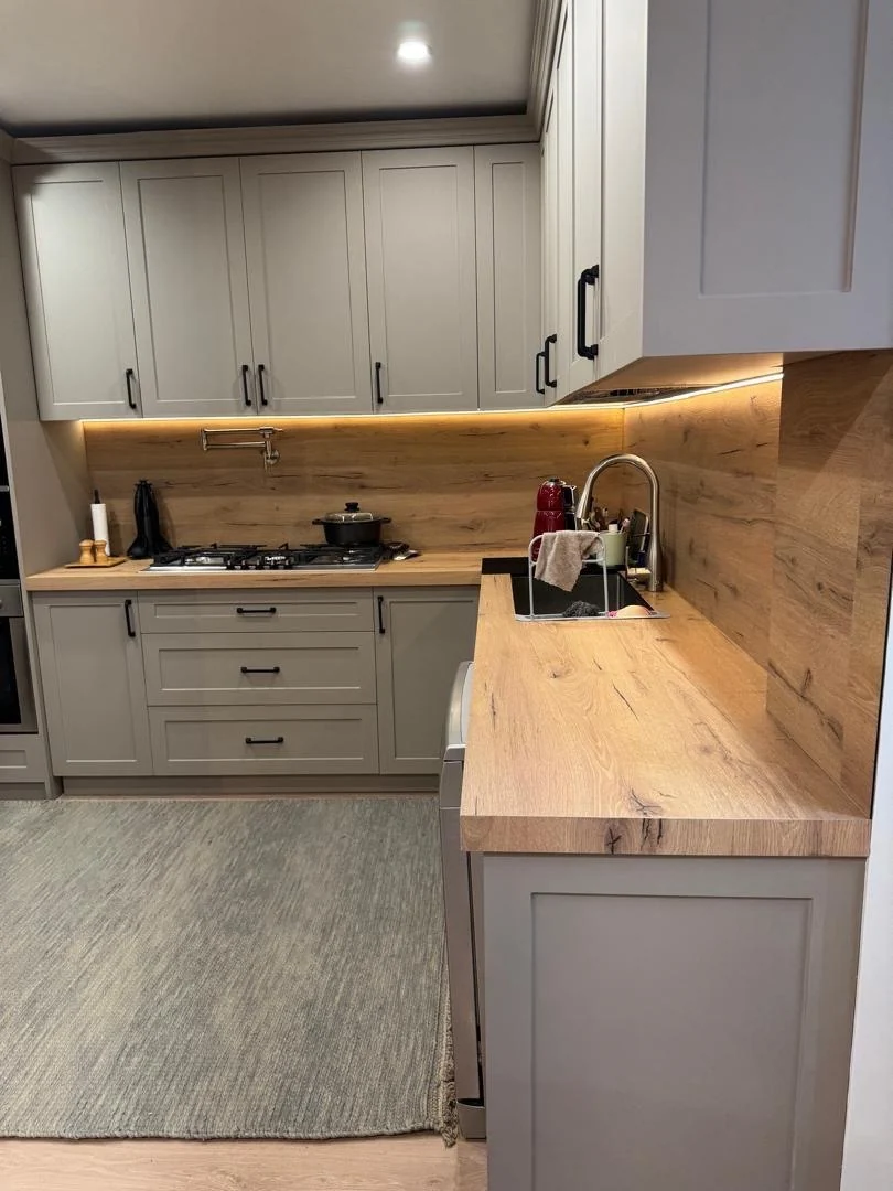 Real finished sink area and timber-look worktop